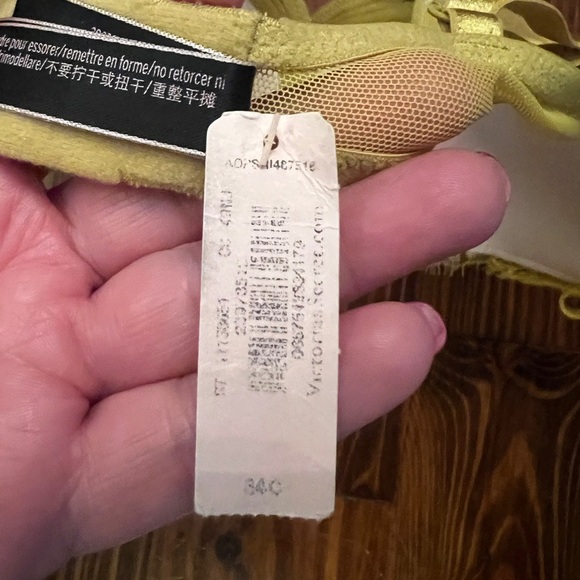 VICTORIAS SECRET Very Sexy Push Up Bra Lace and Velvet NWT 34C - Picture 7 of 7